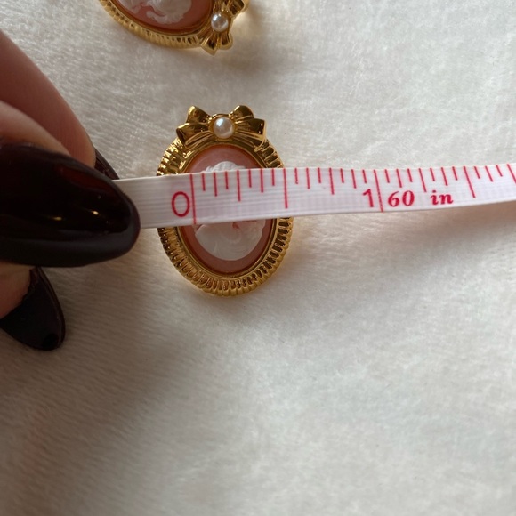 Vintage-Inspired Gold Cameo Clip-On Earrings - Picture 4 of 6
